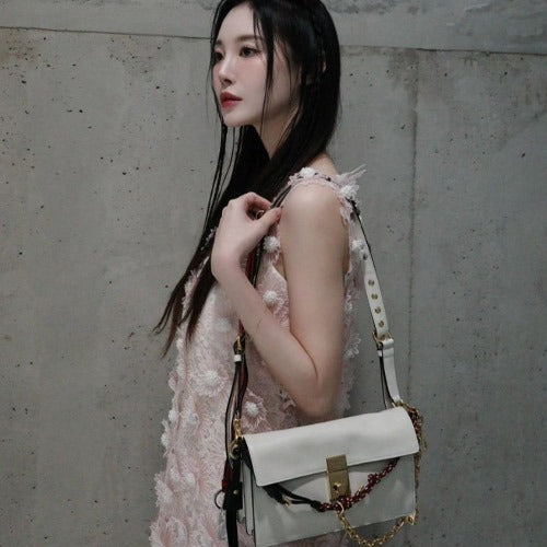 프라다 참이 달린 가죽 숄더백 스몰 화이트 1BD379 (유라,장희령,박주현 착용)