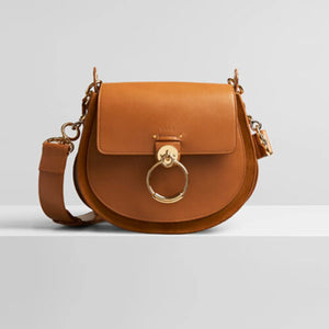 끌로에 테스 숄더백 S 카멜 (지수 착용)