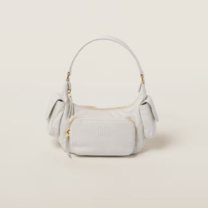 미우미우 나파 가죽 포켓 숄더백 화이트 5BC146 (장원영,카리나,신예은,민니 착용)