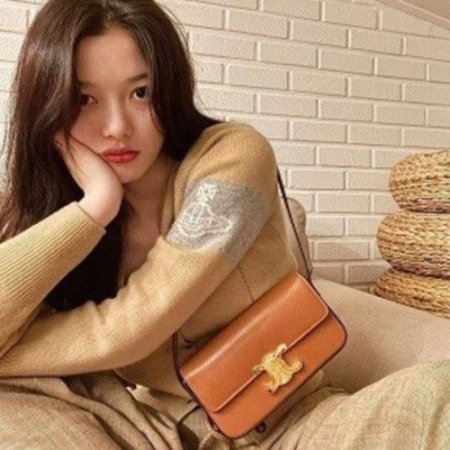 셀린느 트리오페 숄더백 브라운 (리사,김유정 착용)