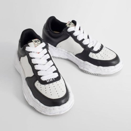 메종 미하라 야스히로 웨인 OG 솔 레더 로우탑 스니커즈 블랙/화이트 (제이홉,고민시 착용)