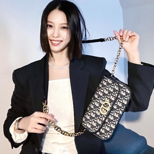 디올 30 몽테뉴 아비뉴백 오블리크 (고민시 착용)