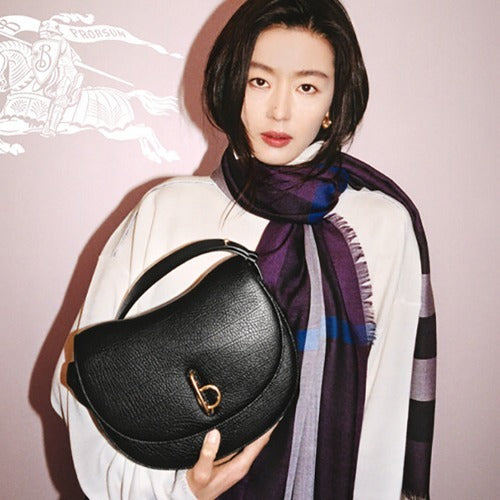 버버리 미디엄 로킹 홀스백 블랙/금장 (전지현,신시아,백현,주우재 착용)