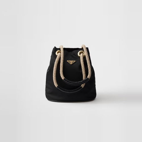 프라다 마리너 리나일론 스몰 버킷백 블랙 1BE082 (카리나 착용)