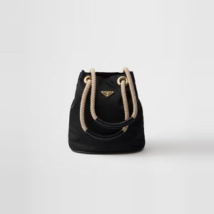 프라다 마리너 리나일론 스몰 버킷백 블랙 1BE082 (카리나 착용)