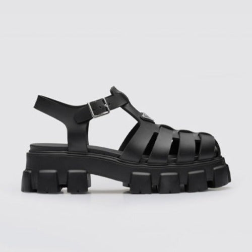 프라다 폼 러버 샌들 블랙 (이시영 착용)