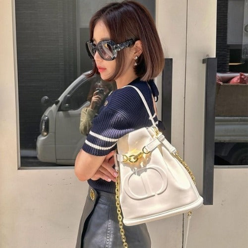 디올 체스트 디올 레더 미디움 버킷백 화이트 (기은세 착용)