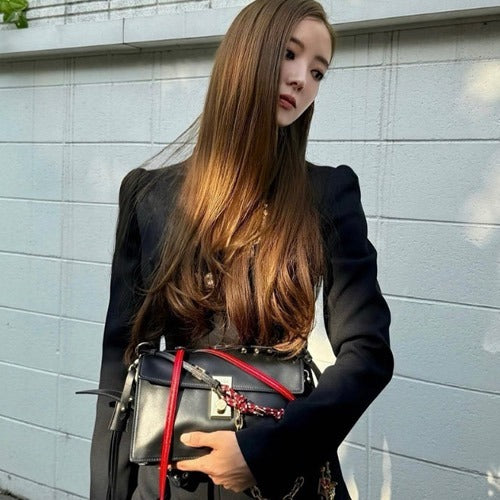 프라다 참이 달린 가죽 숄더백 스몰 블랙 1BD379 (김태리,금새록,사나,이세영,전소미 착용)