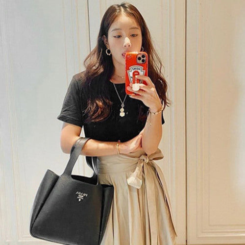 프라다 다이노 가죽 토트백 블랙 (기은세 착용)