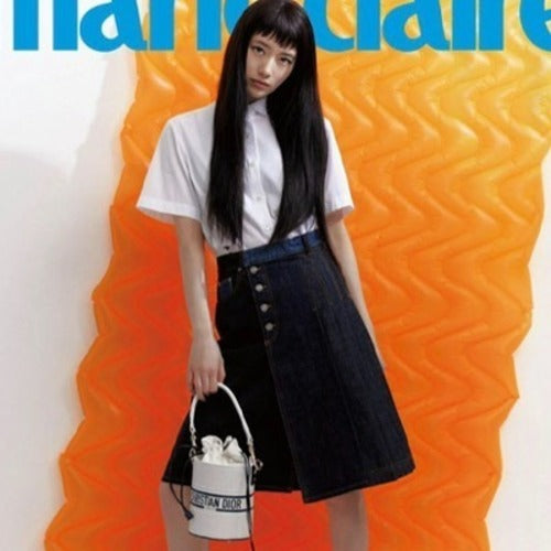 디올 바이브 스몰 버킷 백 화이트 (수지 착용)