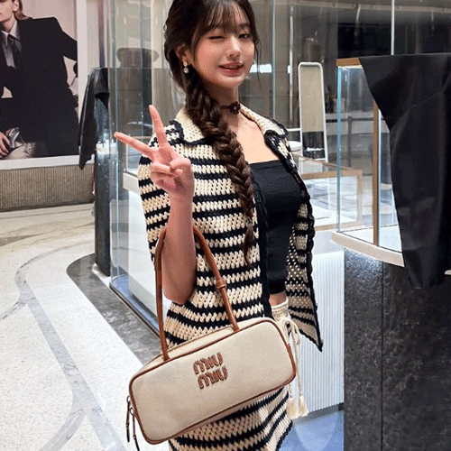 미우미우 캔버스 및 가죽 스몰 보 백 베이지 (장원영 착용)