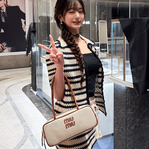 미우미우 캔버스 및 가죽 스몰 보 백 베이지 (장원영 착용)