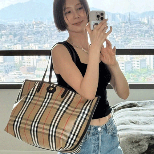버버리 하이랜드 미디엄 토트백 베이지 (김나영,슬기 착용)