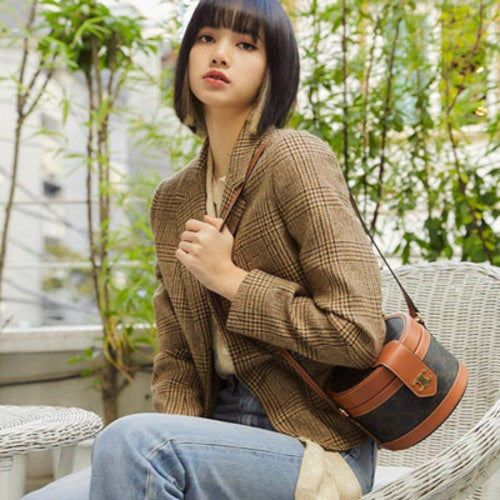 셀린느 트리오페 캔버스 탐부르백 M 탄 (리사 착용)