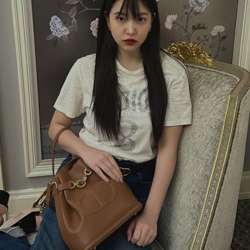 디올 체스트 디올 레더 미디움 버킷백 브라운 (예리,수샤샤 착용)