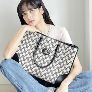 셀린느 트리오페 호리즌탈 카바스백 블랙 (리사 착용)