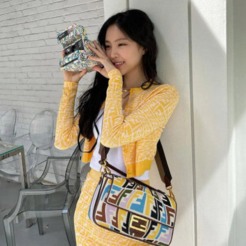 펜디 바게트 멀티 컬러 자수 캔버스백 (손나은 착용)