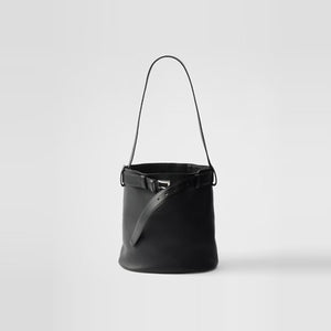 프라다 벨트가 달린 버클 가죽 버킷백 블랙 1BE085