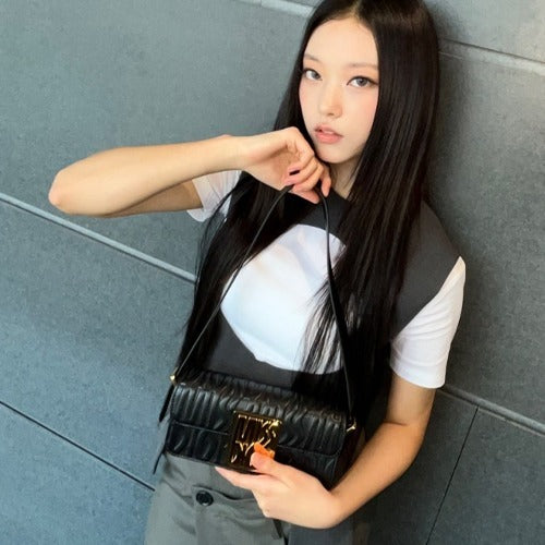 디올 미스 디올 플랩백 블랙 (해린 착용)