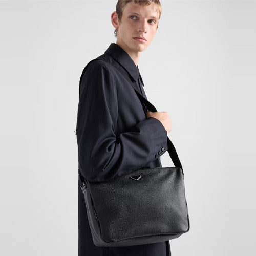 프라다 메탈 로고 가죽 숄더백 블랙 2VH182