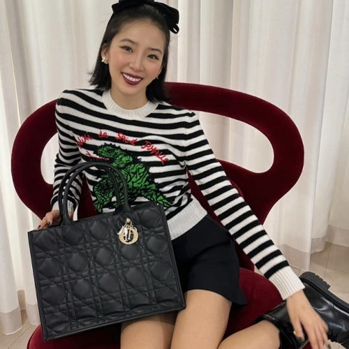 디올 매크로까나쥬 북 토트백 블랙 M (고민시,모델 아이린 착용)