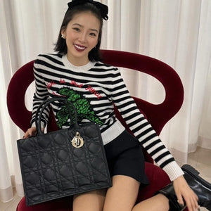 디올 매크로까나쥬 북 토트백 블랙 M (고민시,모델 아이린 착용)