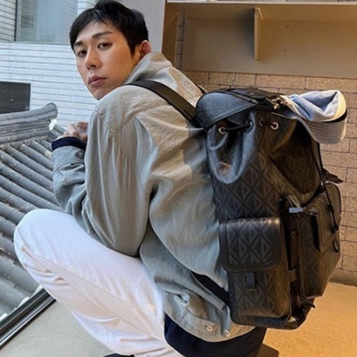 디올 힛 더 로드 백팩 블랙 (지민,코드쿤스트 착용)