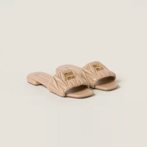 미우미우 마테라쎄 나파 가죽 슬라이드 베이지 5XX605