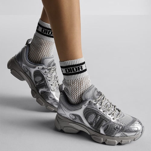 디올 크로노 스니커즈 그레이/실버 (한소희 착용)