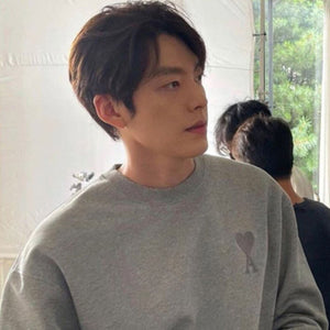 [국내배송] 아미 하트 자수 로고 맨투맨 3color (김우빈 착용)
