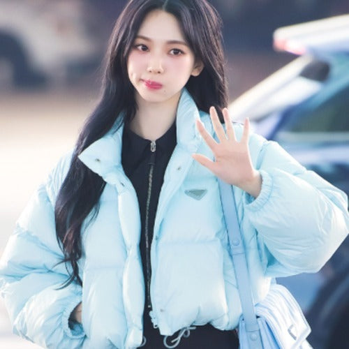 프라다 시레 나일론 크롭 다운 푸퍼 자켓 스카이블루 (카리나 착용)
