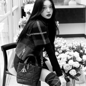 디올 뚜주흐 버티컬 토트백 블랙 S/M (김연아,지수,해린 착용)