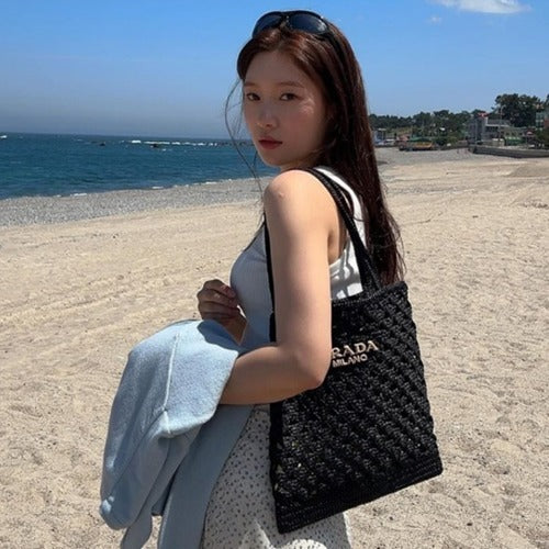 프라다 크로셰 토트백 블랙 (차정원,정채연,이나연 착용)