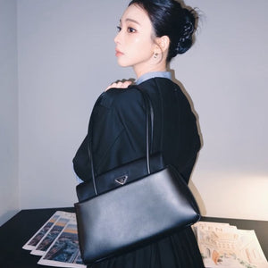 프라다 패시지 미디엄 가죽 백 블랙 1BA495 (카리나 착용)