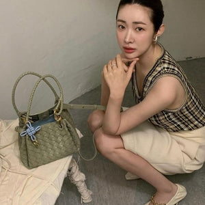 보테가베네타 스몰 안디아모 파라슈트 백 트래버틴 (차정원,이청아,혜리 착용)
