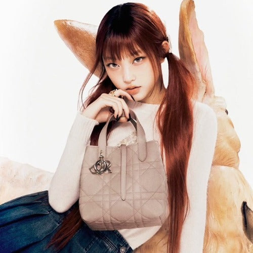 디올 뚜주흐 버티컬 토트백 베이지 S/M (해린 착용)