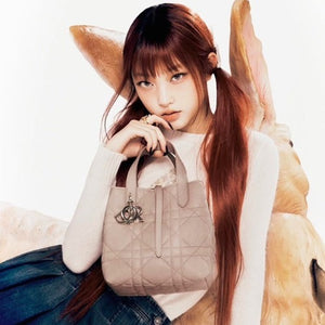 디올 뚜주흐 버티컬 토트백 베이지 S/M (해린 착용)
